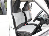 【運転席】運転席まわりには十分なスペースがあり、大柄な方でもゆったり運転していただける環境です。
