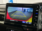 リバースギアに入れるだけで後方の表示へ切り替わります。夜間や雨の日の駐車も楽になりますよ。