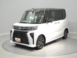 【左前斜め】どの角度から見ても愛着の湧くスタイリング。カスタムならではの力強いデザインが、毎日のお出かけの気分をさらに高めてくれます。