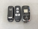 スマートキー付きですからドアロックの開閉およびエンジンスタートが楽々です。電動スライドドアの開け閉めもボタンで操作できます。加えて、リモコンエンジンスターター用の操作キー(社外品)もついています。