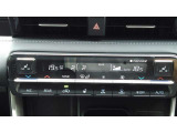 左右独立温度コントロールフルオートエアコンです。運転席、助手席それぞれで独立して温度設定ができます。冷え性の方が乗っても安心ですね♪