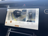 【3Dサラウンドカメラ】周囲の安全確認をアシストする機能です。3D車外ビュー、360&deg;オーバーヘッドビューを 利用して、狭いスペースでも安心、スムーズに運転操作ができます。