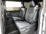 ゆとりある広々とした車内空間は、ドライブを始め買い物やレジャーなど、幅広く活躍します。一人でもみんなとでもお出かけを楽しみましょう!