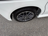 車体にマッチしたデザインのホイールが足元を引き締め、スタイリッシュな印象を演出します。