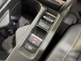 道路状況やお好みに合わせて、ドライブモードをスポーツモード、イーコンモード、EVモードに切り替えることができます。傾斜面でのスリップの危険を最小限に防ぐヒルディセントコントロールを装備。
