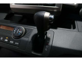 インパネシフトだから視線の移動も少なく足元もスッキリ♪運転席もゆったりしているのでゆとりを持ってドライブできますね!