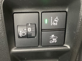 ハンドルの右側にはヘットライトリベライザーと路外逸脱抑制機能のオンオフスイッチがついています。ヘッドライトリベライザーは道路状況や積荷の加重に応じてライトの高さを調節できます。