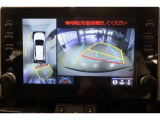 パノラミックビューモニター付きです。車両を上から見たような映像をディスプレイ画面上に表示。運転席からの目視だけでは見にくい、車両周辺の状況をリアルタイムでしっかり確認できます。