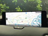 【12.3インチマツダコネクト】車内の雰囲気にマッチした大型ディスプレイ。スマホ接続でのナビ使用やBluetooth再生等、様々な機能が楽しめます。直感的なダイヤル操作が可能で、使い勝手も良好です。
