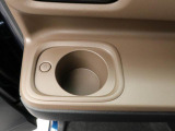 保温機能付きドリンクホルダー。温かいお飲み物の美味しい温度をキープ。テイクアウトの温かい飲み物をドライブ中も長く楽しめます。