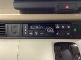 オートエアコンはこまめに温度調節するので、燃料の消費量をより少なくできます。シートヒーター付きなので寒い日も快適です。USBチャージャー搭載。スマートフォンなどの充電にとっても便利です。