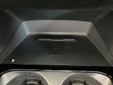 対応のスマートフォンを置くだけで充電する事が可能な「Qi」機能も搭載。置くだけ充電ですので、コードなどが邪魔にもなりません。