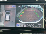 アラウンドビューモニターまるで車を真上から映したような映像で、前後左右の感覚が分かります♪車庫入れや駐車時に大活躍の機能です。