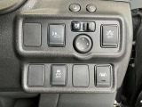 車線逸脱警報装置付きです!フロントカメラによりレーンマーカーを検知し、意図せずに走行車線から逸脱しそうな場合、メーター内のディスプレイ表示とブザーで注意を喚起します。