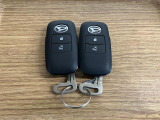 【スマートキー】 スマートキーを携帯していれば、ドアハンドルのボタンを押してロックの解除ができ、パワースライドドアもワンタッチで開閉できます。
