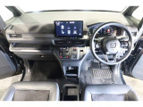 ドライバーを包み込むように、ディスプレーやスイッチ、コンソールを配置。座った瞬間から運転への期待が!空間そのものの心地よさにこだわっています。
