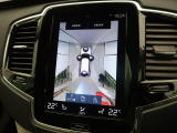 【360&deg;ビューカメラ】4台の高解像度カメラで360度の鳥瞰図を表示。隣の車や壁、死角にある障害物などを画面で確認できるため、狭いスペースでの駐車・出入りも安心です。