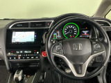 【ハンドル】運転にかかわる様々な操作を安全に行えるように視点移動が少なく操作性に配慮されたスイッチ類が凝縮されたコックピットです。