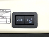 【パワーバックドア】スマートキーや運転席のボタンを押すだけでリアゲートが自動で開閉します!荷物を持っている時や、高い位置にあるバックドアを閉める際に便利な機能です♪