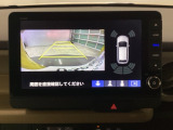 バックギアに入れますとご覧のような画像に自動的に切り替わります。車庫入れ時に役立ちます。