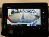 【バックカメラ】運転が苦手な方も車庫入れラクラクです!ギアをリバースに入れれば自動的に切り換わりますので、面倒な操作は不要です♪狭い駐車場もお車を傷つけず安心ですね!