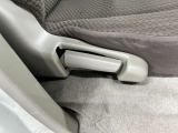 運転席の足元は広々としており、座席は大きく前後にスライド出来るので自分に合ったポジションで運転する事が出来ます。アクセルやブレーキにクセもなくとても運転のしやすい車両です。