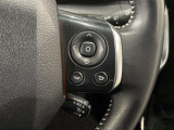 ステアリングスイッチ付きで、運転中に視線を前に向けたまま操作できます。