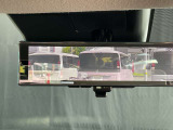 インテリジェントルームミラーは後席の人やヘッドレスト、荷室に積んだ荷物などで後が見にくい時でも、車両後方のカメラ映像をミラー面に映し出すので、いつでもクリアな後方視界が得られます。