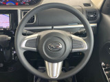 インテリアに合わせたデザインのステアリングは、運転される方のことも考え、運転しやすい形状、大きさです。是非一度、実際に触ってお確かめください。