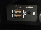 こちらのクルマはUSB接続コネクタも装備されています♪スマホの充電などにお使い下さい。ご旅行中での充電切れも、これなら心配いりませんね!