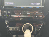 【オートエアコン】エアコンのAUTO機能は、設定した温度に合わせて車内を自動で快適な状態に保つ機能です。温度、風量、空気の吹き出し口、内気と外気の切り替え、冷房・暖房・除湿などを自動で調整してくれます。