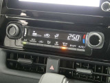 【オートエアコン】車内温度を感知して自動で温度調整をしてくれるのでいつでも快適な車内空間を創り上げます!どの席に座っても快適なドライブが楽しめます♪