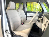 運転席まわりには十分なスペースがあり、大柄な方でもゆったり運転していただける環境です。