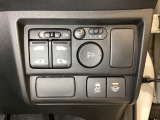 リアドアは乗り降りに便利な両側電動スライドドアです。また運転席に座っていながらスイッチ操作で自在にスライドドアを開け閉めできます。またVSA解除スイッチを装備しています。