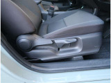 【シートアジャスター】上下調整できるシートアジャスター!運転手にあったドライバーズポジションができますね。