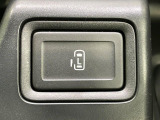 【パワースライドドア】スマートキーや運転席のスイッチでスライドドアの開閉が可能♪電動だから力を入れてドアを開ける必要が無く、小さいお子様でも、重い荷物を持っている時もラクに開け閉めできます♪