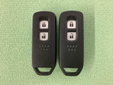 スマートキーを装備しています。鍵を差し込むことなくドアロックの開け閉めと、スタートボタン操作でのエンジンスタートができます。スペアキーも同じものを用意しております。