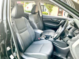 運転席、助手席のフロントシートにはシートヒーターが装備されています。頭上のクリアランスも大きく快適なスペースが確保されております。