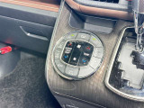 【オートエアコン】「AUTO」スイッチを押すだけで、冷暖房の切り替えや風量、吹き出し口の調整などを自動で行います。