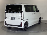スライドドアは通常のドアに比べて、車のボディーに対し平行に開閉し、開けてもスペースを取りません。出入り口が大きいドアはお子様のいるご家庭はもちろん、混んだ駐車場でも大活躍です!