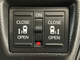【両側パワースライドドア】両側がパワースライドドアになっており、運転席のスイッチやスマートキーでも開閉が可能です!開口部も広いので乗り降りも楽々♪