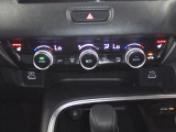 オートエアコンは左右席で独立温度コントロールが可能です。シートヒーター付きで、冷えた車内でもスイッチを押せば数秒で座面と背もたれがあたたかくなります。