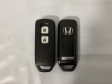 スマートキーを装備しています。鍵を差し込むことなくドアロックの開け閉めと、スタートボタン操作でのエンジンスタートができます。スペアキーも同じものを用意しております。