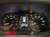 様々な車両情報を表示できるTFTマルチインフォメーションディスプレイを中央に配した視認性の高い大型2眼メーターです