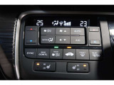 運転席と助手席の温度設定の変更が可能な左右独立タイプのデュアルエアコンです♪♪♪暑がりな人・寒がりな人も誰もが車内を快適にお過ごしいただけます♪♪♪