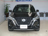 ■日産らしさを引き立てる上品なダーククローム調のフロントマスクでVモーショングリルを主張しています