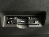 高速道路で便利な【ETC2.0】を装備しています。光ビーコン搭載で渋滞情報などナビゲーションと連動することで機能も充実いたします。他、観光施設に立ち寄るための高速料金割引サービス等もございます。
