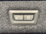 ●電動リアゲート:ワンタッチでリアゲートの開閉ができ、荷物などで両手が塞がっている状態でも簡単に開閉ができる便利機能です。