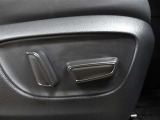 運転席はパワーシートなのでお好みのドライビングポジションに調整可能です♪