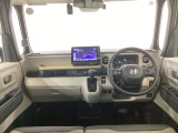 【前方視界】開放的な前方視界!運転がしやすく疲れにくいです♪窓が大きく、見通しがとっても良いおクルマですよ♪